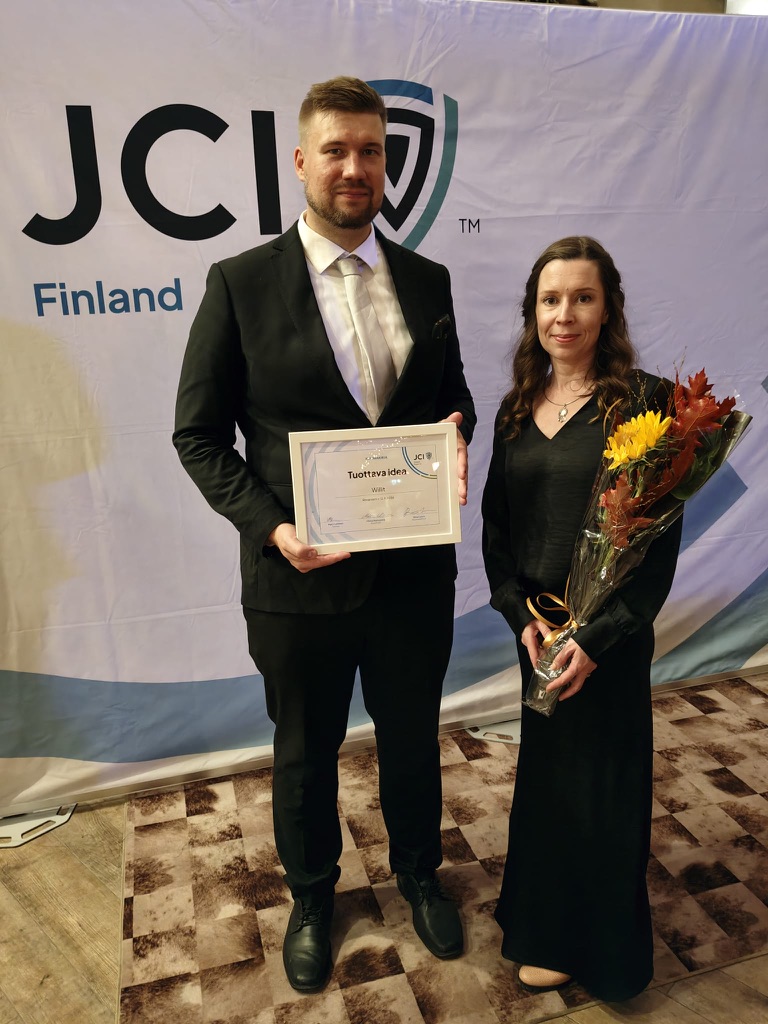 Willitin edustajat Tuottava Idea 2026 -palkinnon kanssa JCI Finlandin tilaisuudessa.